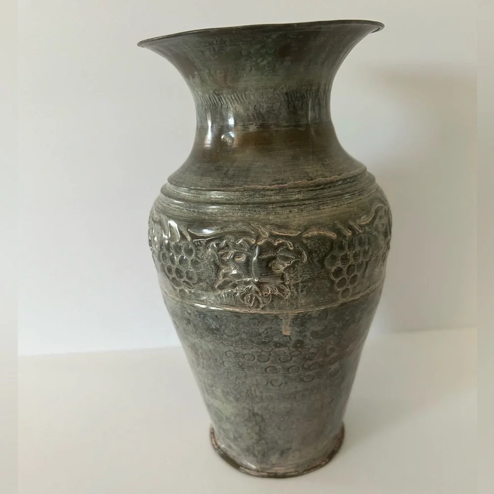 Vintage 10” Hosley Pickled Finish Metal Embossed Grape Design Vase - NWT - Picture 7 of 8